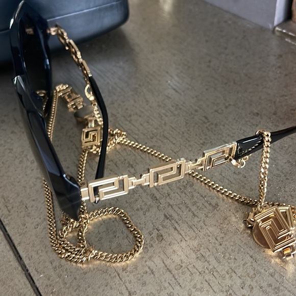 Authentic Versace sunglasses with the chain - Picture 4 of 8